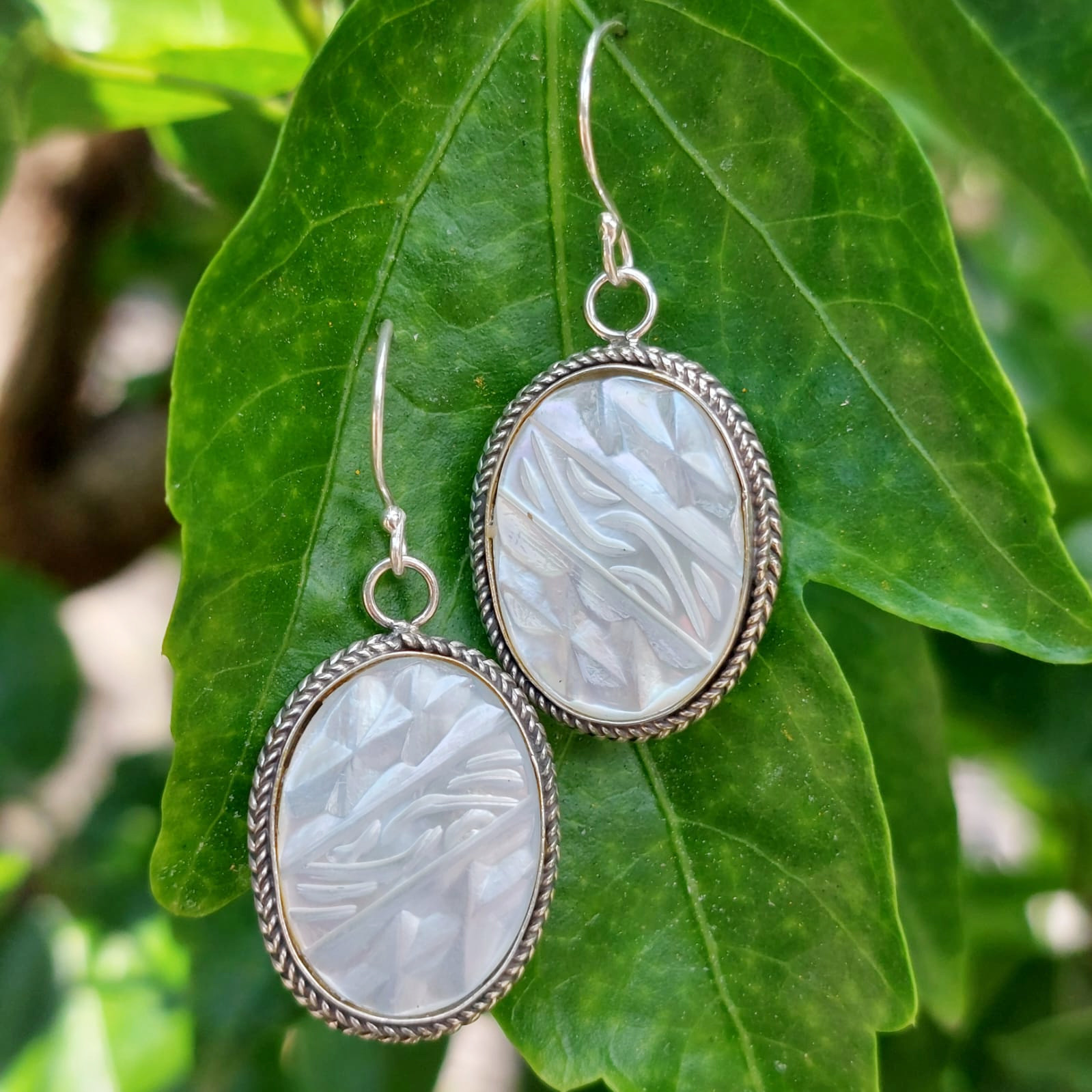 Anting Perak Mother of Pearl Oval Ukir E1568 - Gambar 3