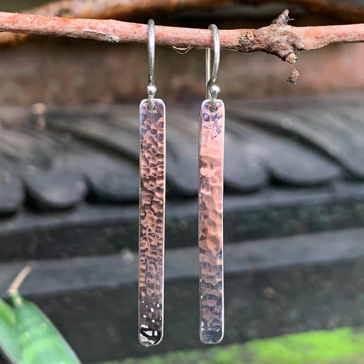 Anting Perak Polos Long Bar Hammered E1870 - Gambar 2