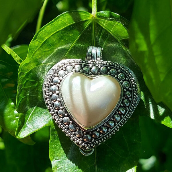 Liontin Love Perak dengan Mutiara Mabe P796